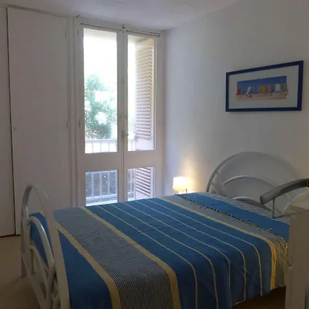 Lumineux Pieds Dans L'eau Au Lavandou - Fr-1-308-61 * Le Lavandou