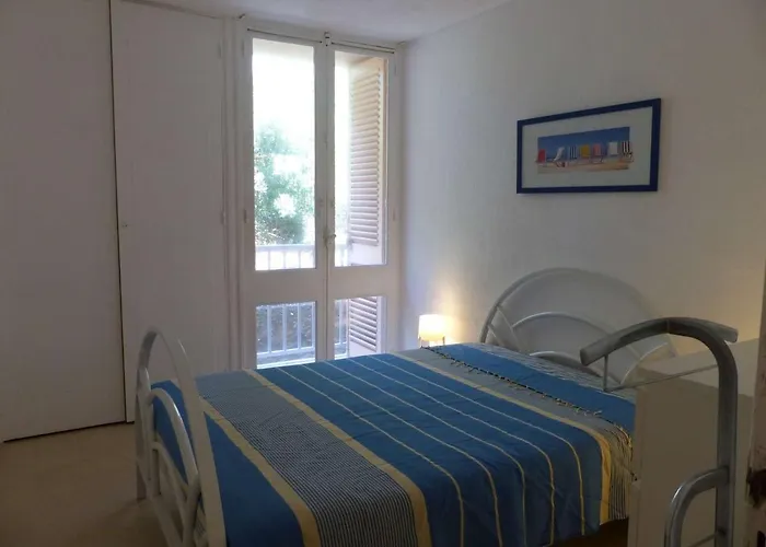 Lumineux Pieds Dans L'eau Au Lavandou - Fr-1-308-61 * Le Lavandou